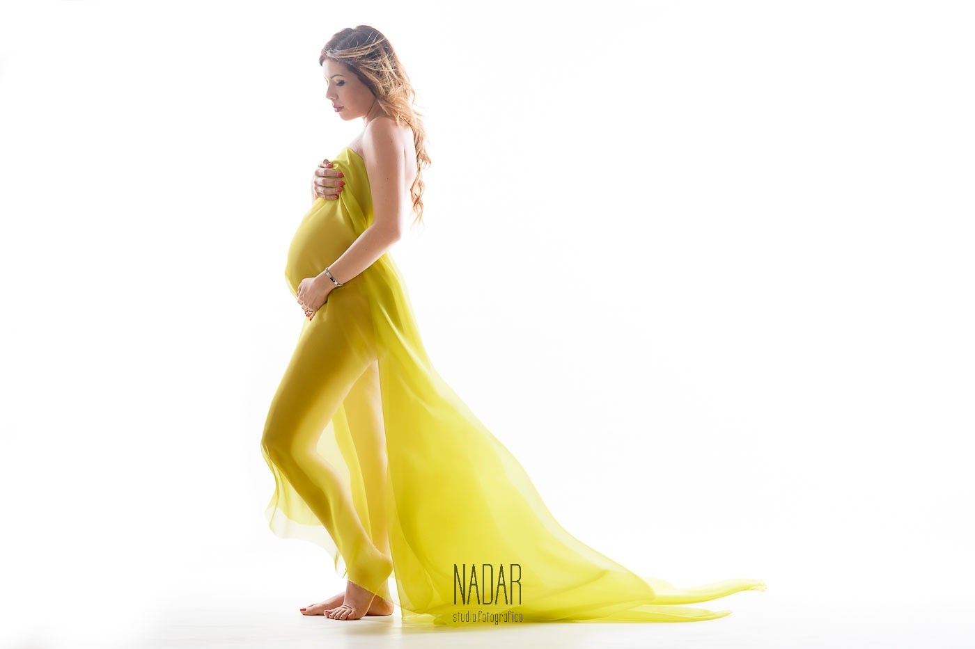 foto di donna in gravidanza durante un servizio fotografico maternità torino