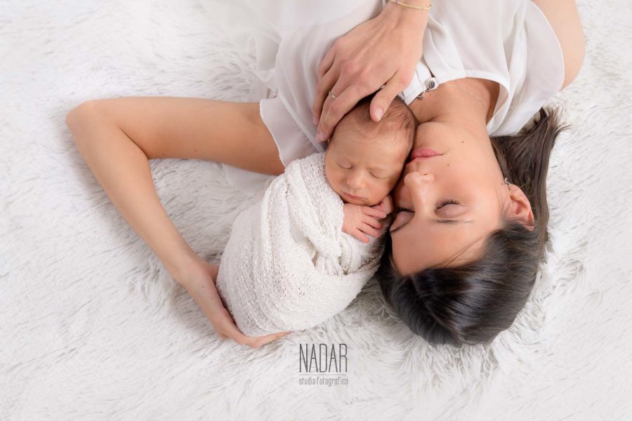 neonato con madre durante il servizio fotografico