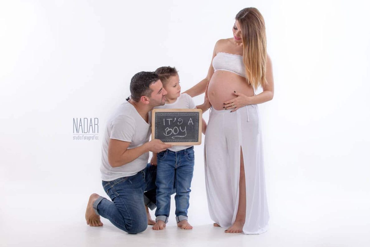 Ritratto di famiglia del servizio fotografico maternità di Marsida