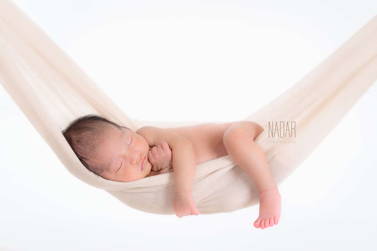 servizio fotografico neonato nell'amaca