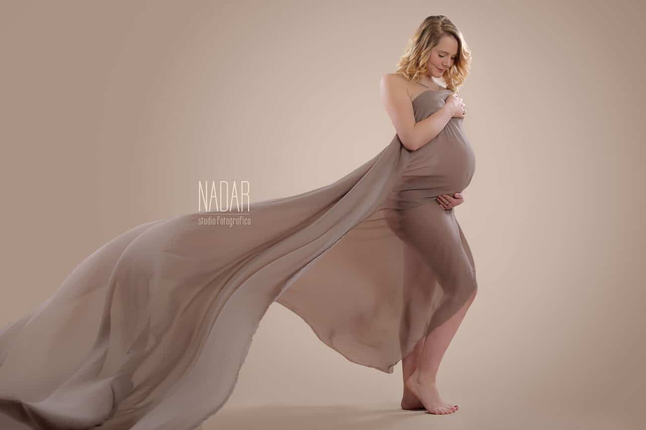servizio fotografico gravidanza con velo di chiffon
