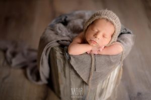 neonato che dorme nel secchio