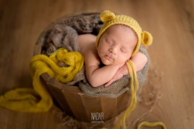 neonato durante un servizio fotografico