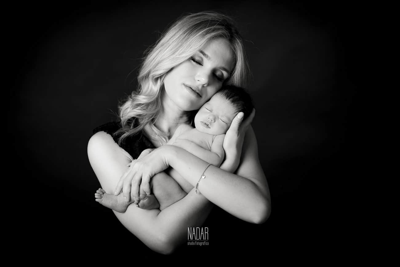 neonato che dorme nella braccia della mamma