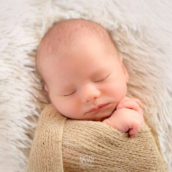 foto di neonato durante servizio fotografico newborn