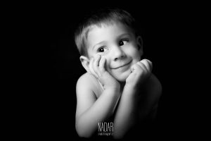 Bambino in posa durante book fotografico
