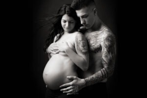 Foto di coppia durante servizio fotografico gravidanza