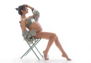 donna in gravidanza durante servizio fotografico maternità a Torino