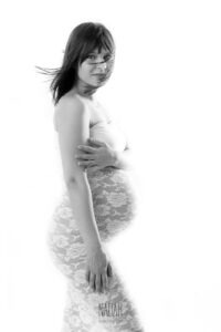 donna in gravidanza fotografata durante servizio fotografico