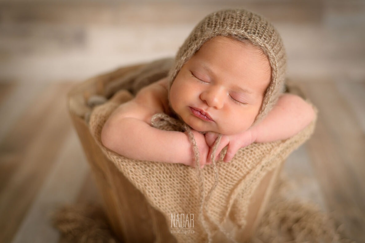 neonato dentro un mastello durante servizio fotografico