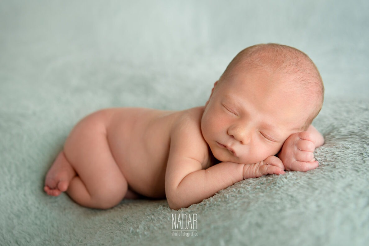 neonato che dorme su una copertina durante servizio fotografico a Torino