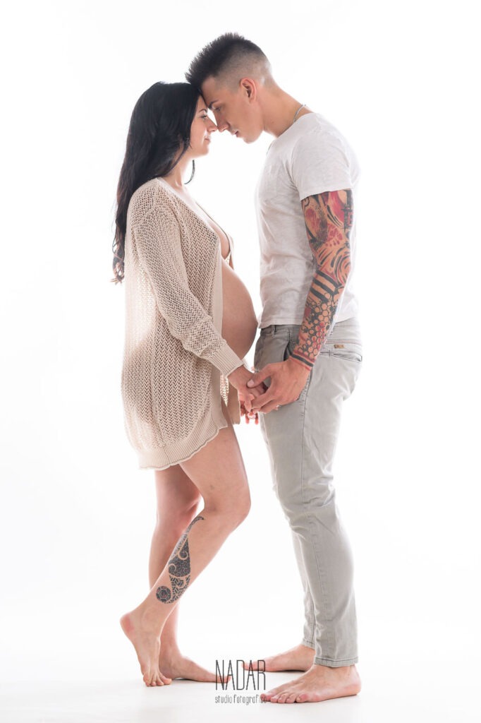 foto di coppia di un servizio fotografico per gravidanza Torino