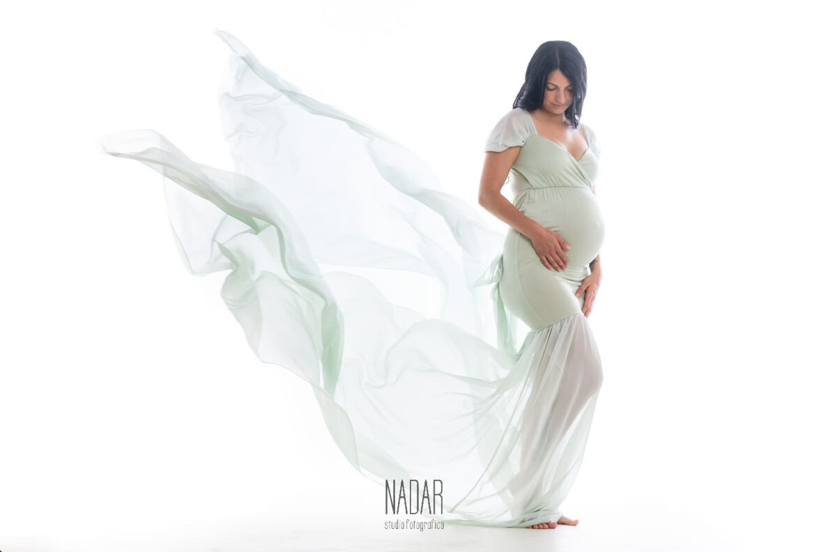 foto di donna in gravidanza con vestito svolazzante