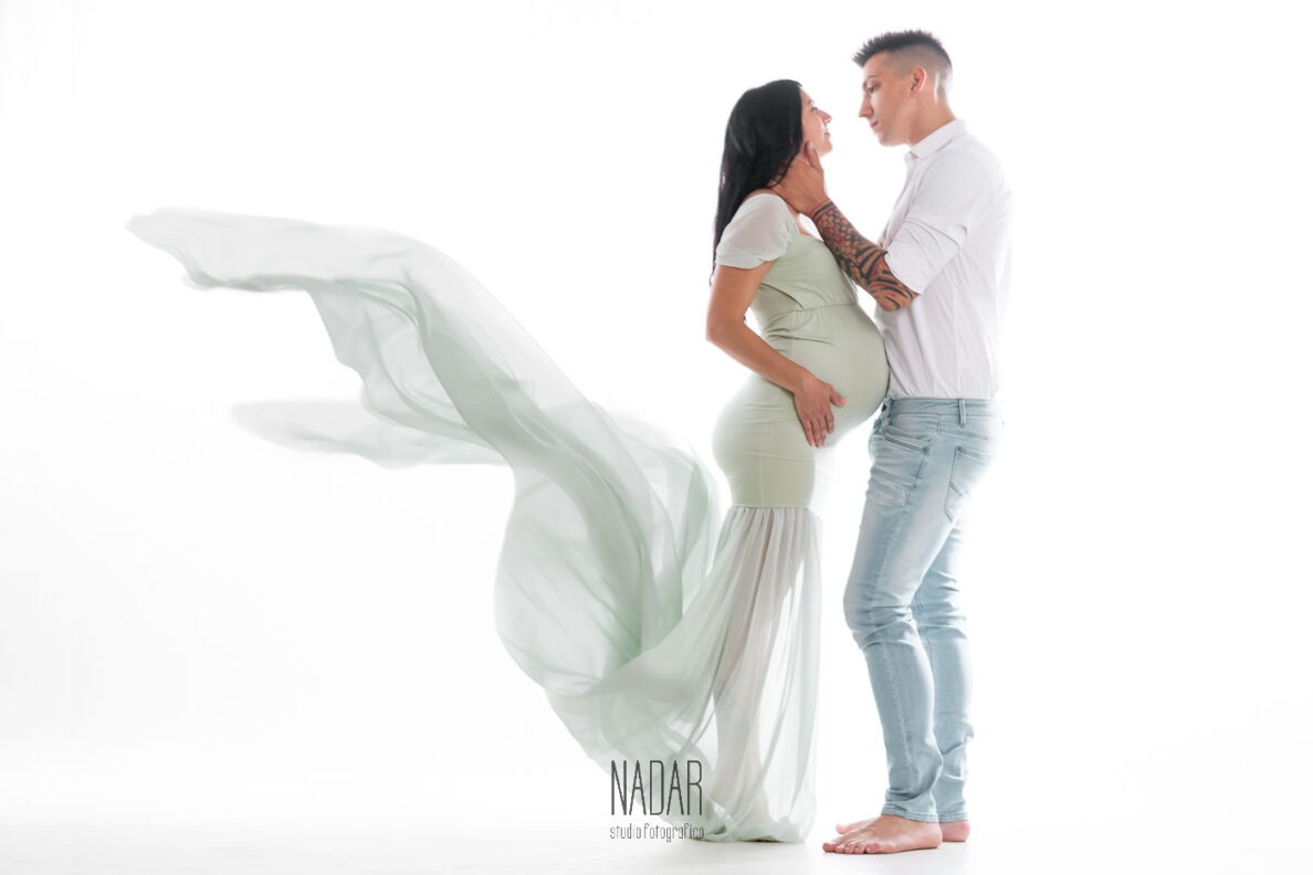 foto di coppia di un servizio fotografico per gravidanza Torino