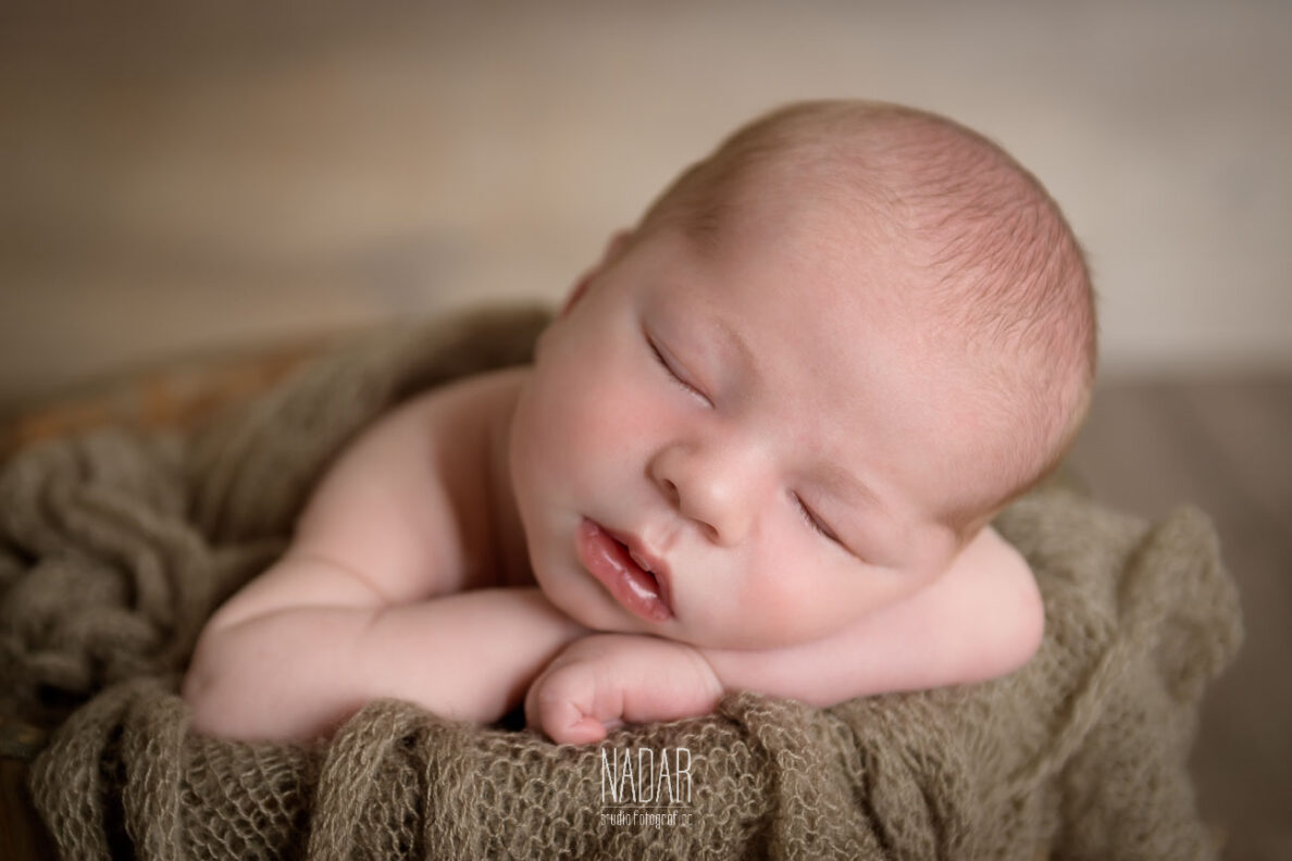 Neonato in posa per fotografo specializzato in neonati