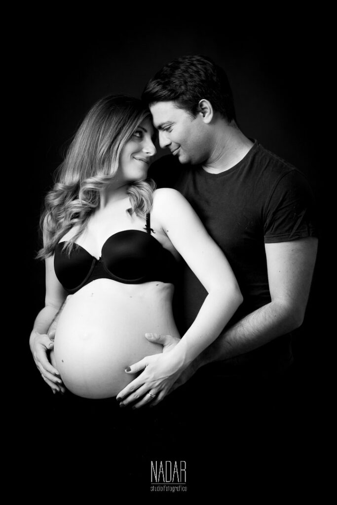 Coppia felice con futura mamma in attesa, scatto in bianco e nero.