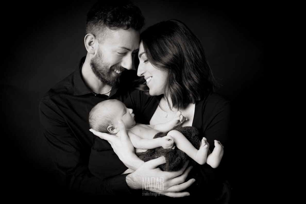 neonato cin braccia hai genitori durante servizio fotografico a Torino