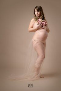donna in gravidanza con tulle , durante servizio fotografico
